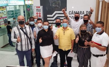 Estos son los miembros que constituyeron el Comité ante la Cámara de Comercio, en noviembre. Archivo-La Opinión