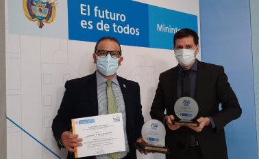 El gobernador Silvano Serrano recibió una condecoración especial, por su gestión en la Gobernación.
Cortesía / La Opinión