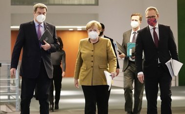 El gobierno ha decidido imponer la obligación de la presencia de mujeres en los consejos de administración de las grandes empresas que cotizan en bolsa, de acuerdo a un proyecto de ley presentado este miércoles. AFP