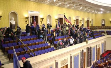 Disparos, ventanas rotas: la multitud de Trump convierte al Congreso en un campo de batalla. AFP