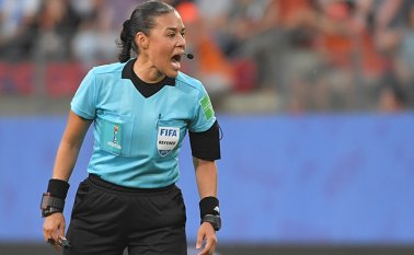 Alves, de 40 años, así como las asistentes Neuza Back (Brasil) y Mariana de Almeida (Argentina), pueden convertirse así en las primeras mujeres en impartir justicia en un encuentro de fútbol masculino profesional de un torneo FIFA. AFP