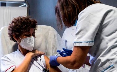 Cada dosis es de 0,3 ml, administradas intramuscularmente y separadas entre sí por 21 días en población de 16 años en adelante. Colprensa