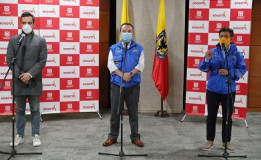 La alcaldesa, Claudia López (der), suspendió sus vacaciones. Colprensa