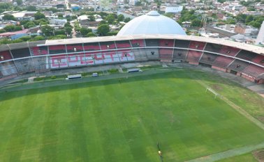 El gramado del General está apto para que se juegue fútbol profesional. Archivo La Opinión