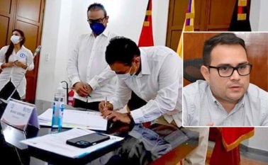 Juan Carlos Uribe (firmando) asumió desde esta semana la Secretaría de Cultura del Departamento, en reemplazo de César Ricardo Rojas (foto pequeña). Cortesía