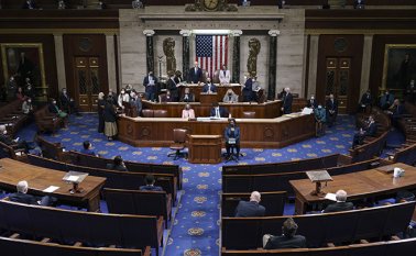 El vicepresidente Mike Pence y la presidenta de la Cámara de Representantes, Nancy Pelosi, demócrata de California, de pie después de leer la certificación final de los votos del Colegio Electoral emitidos en las elecciones presidenciales de noviembre durante una sesión conjunta del Congreso. AFP