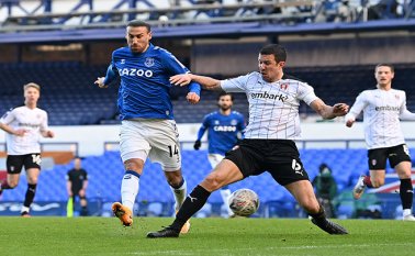 James Rodríguez y su zurda desenredaron el triunfo 2-1 de Everton sobre Rotherham. AFP