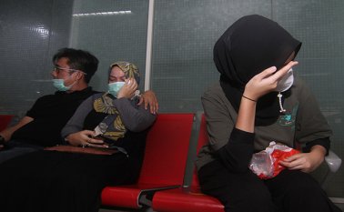 En el avión viajaban 50 pasajeros, entre ellos diez niños, y 12 miembros de la tripulación, precisó ante la prensa el ministro de Transportes, Budi Karya Sumadi.  AFP