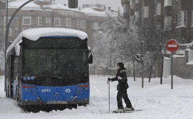 Las vías terrestres, ferroviarias y aéreas han sido cortadas por las violentas borrascas de nieve que se abaten desde el viernes por la tarde sobre gran parte del país. AFP