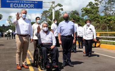 Los presidentes Iván Duque (Colombia) y Lenín Moreno (Ecuador) se reunieron para supervisar las obras de construcción en el puente sobre el río Mataje.   AFP