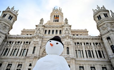 Las tormentas de nieve en España dejaron tres muertos y provocaron el caos en gran parte del país, atrapando a los automovilistas y cerrando las conexiones aéreas y ferroviarias de la capital. AFP