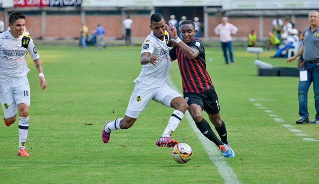 En un partido que no tuvo ninguna emoción, y que brilló por la ausencia de espectadores, el Cúcuta Deportivo y el Alianza Petrolera empataron sin goles por la undécima fecha de la Liga Águila, en la foto el delantero Jhonatan Palacios del Cúcuta pelea una pelota con el defensa petrolero Deivy Balanta. (Foto Juan Pablo Bayona / La Opinión)