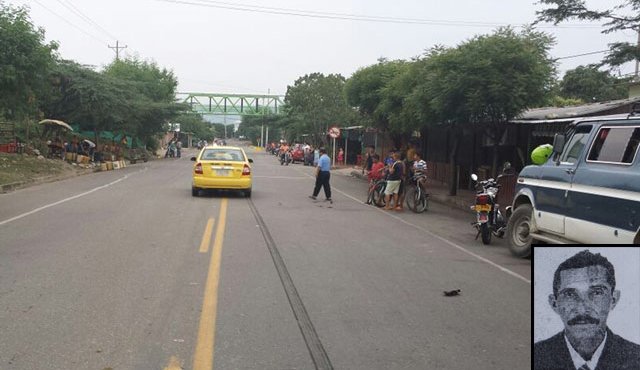 El taxista dejó una larga frenada sobre el asfalto antes de impactar con el anciano. (Foto Cortesía)