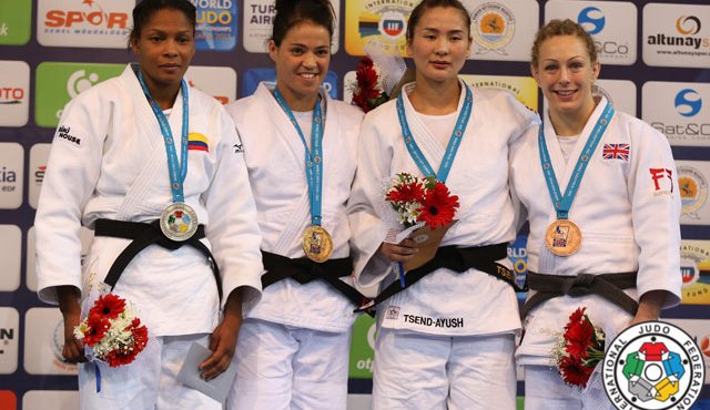 La yudoca Yuri Alvear (primera a la izquierda) luego de ganar la medalla de plata.
(Foto Colprensa)