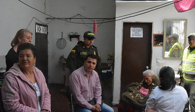 Marina Vera, de 102 años y su hija María Antonia Díaz, fueron visitadas por las autoridades municipales. Foto Roberto Ospino/ La Opinión