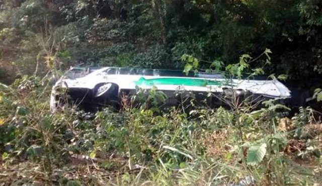 El bus rodó 20 metros al salirse de la vía. (Foto cortesía / La Opinión)