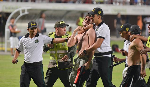 Cientos de integrantes de las barras bravas del equipo 'motilón' saltaron a la cancha desde las gradas para protestar por el mal juego que practicó el Cúcuta Deportivo (Foto Juan Pablo Bayona / La Opinión)