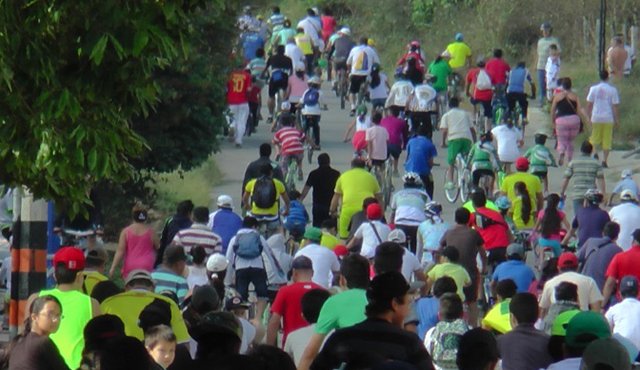Al recorrido en bicicleta se vinculan las familias ocañeras que afianzan sus relaciones por medio del deporte. Javier Sarabia / La Opinión