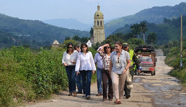 La viceminsitra de Cultura, María Claudia López, corroboró, visitando el municipio, la importancia que tiene para los gramaloteros la construcción de un templo en el nuevo casco urbano que pudiese evocar la estructura que allí permanece. Foto Rodrigo Sandoval / La Opinión