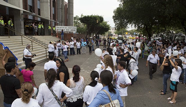 Plantones frente al palacio de Justicia fueron algunas de las acciones que adelantaron familiares de los extraditables. Foto Juan Pablo Cohen / La Opinión