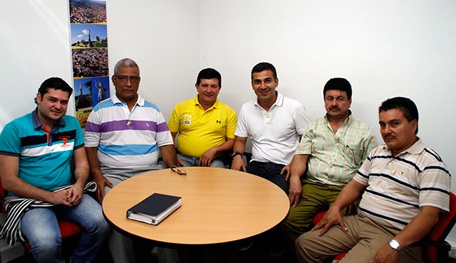 En la gráfica los miembros de Opción Ciudadana acompañando a Diego González (cuarto de izquierda a derecha). Alexander Merentes, Eriberto Perez, Javier Celis, José Emiro Muñoz y Carlos Camero. Foto Mario Caicedo / La Opinión