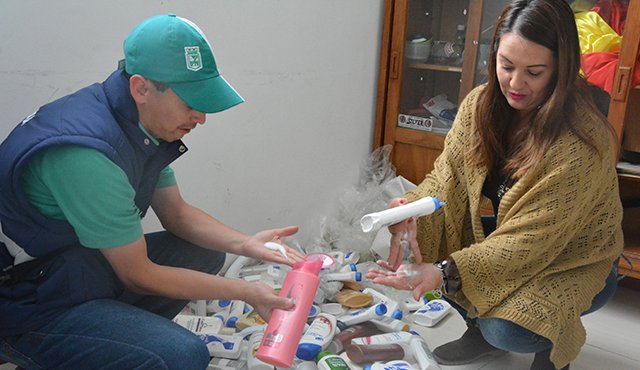 La inspectora de Policía, Laura Rodríguez, muestra los productos adulterados que se venden en el espacio público.
Foto Roberto Ospino / La Opinión