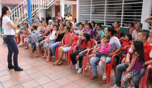 Los niños del colegio Santos Apóstoles recibieron atención nutricional y alimentaria. Foto cortesía