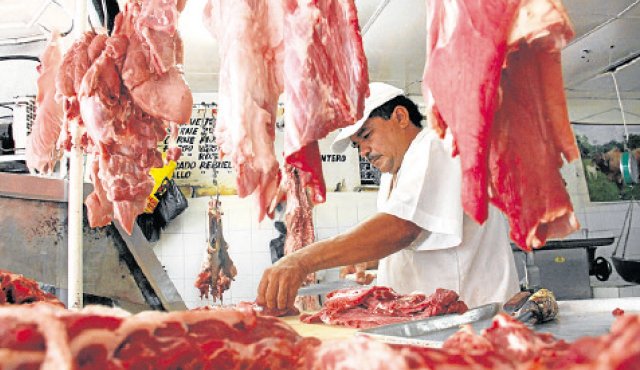 El presidente de la asociación de ganaderos, Luis Hernández Guanipa, indicó que se privilegia la importación de carne. Foto Eilyn Cardozo / La Opinión