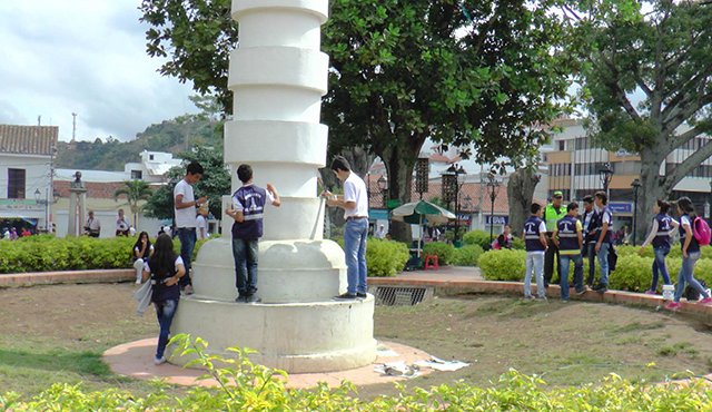 Jóvenes convertidos en vigías del patrimonio recuperan los monumentos existentes en la región. Foto Javier Sarabia / La Opinión