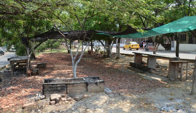 El separador de la avenida 1 de los almendros y la victoria está siendo invadido por vendedores de comida, y es utilizado como parqueadero y escombrera. Foto Rodrigo Sandoval / La Opinión