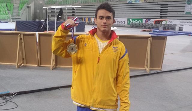Jossimar luce la medalla de oro que ganó en Eslovenia. Foto Cortesía