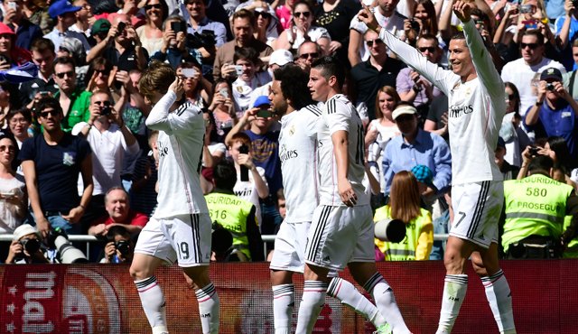 El portugués del Real Madrid Cristiano Ronaldo ( derecha ) celebra con compañeros de equipo durante el partido de fútbol contra Granada en el estadio Santiago Bernabéu de Madrid. (Foto AFP)