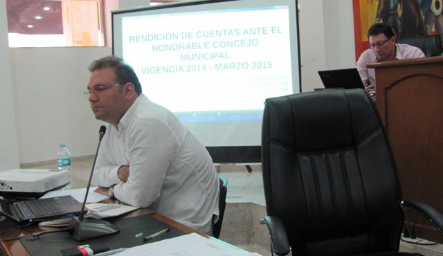 El secretario de Educación, Luis Carlos Guzmán, rindió ayer su informe de gestión ante el Concejo. (Foto Orlando Carvajal | La opinión)