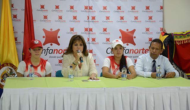 La patinadora Mayerli Amaya (izquierda), la directora de Comfanorte, Claudia Uribe Rangel, y la tenista María Camila Osorio, durante la rueda de prensa ayer en la sede la caja.
Rodrigo Sandova