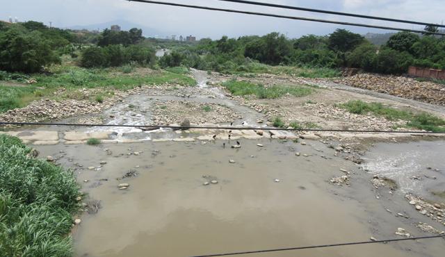 Este era el estado ayer de las aguas del río Pamplonita a la altura del puente Benito Hernández o San Rafael. Foto Orlando Carvajal | La Opinión