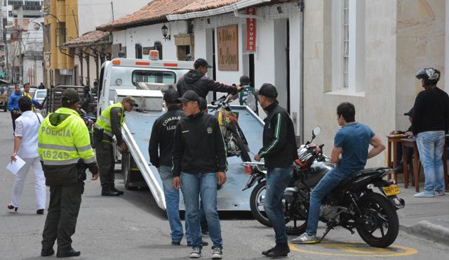 Las autoridades de tránsito hacen controles en el centro de la ciudad para retirar los vehículos mal estacionados. Foto roberto Ospino | La Opinión