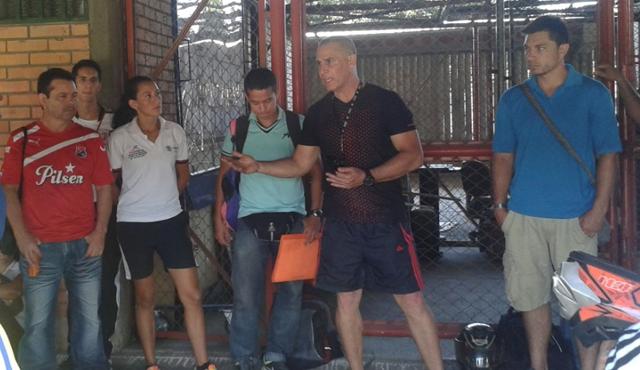 El metodólogo de Indenorte Luis Enrique Martínez (centro) explicó durante el taller de escuelas de iniciación deportiva que los entrenadores no deben exigir demasiado al niño que está en plena formación, sino que vea el deporte como un juego o diversión, al comienzo. Foto Cortesía