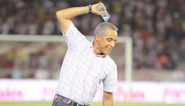 Alexis Mendoza se lamenta al meter 4 extranjeros al partido Junior vs Medellín. Colprensa