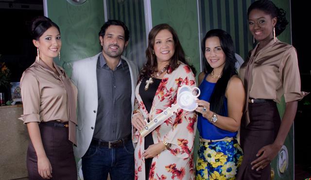 En la foto de izquierda a derecha: Alejandro Estrada, actor cucuteño; Carmen Elisa Ortiz, gerente de Unicentro; y Laura Cáceres de Díaz, gestora social del departamento, acompañados de las modelos de protocolo. Alfredo Estévez