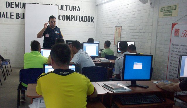 Además de la población carcelaria, Martínez también dicta clases a niños, jóvenes y mujeres. Cortesía