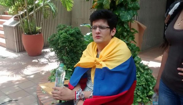El estudiante se declaró en huelga frente a las instalaciones de la Torre Administrativa de la unviersidad. Johan García