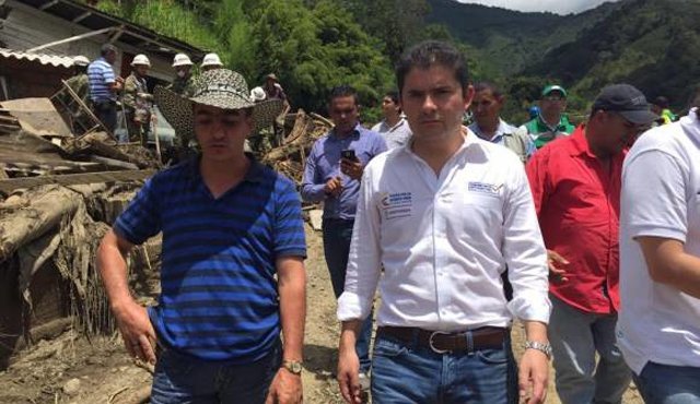 Luis Felipe Henao Cardona, ministro de Vivienda, recorre la zona devastada por la avalancha. Colprensa