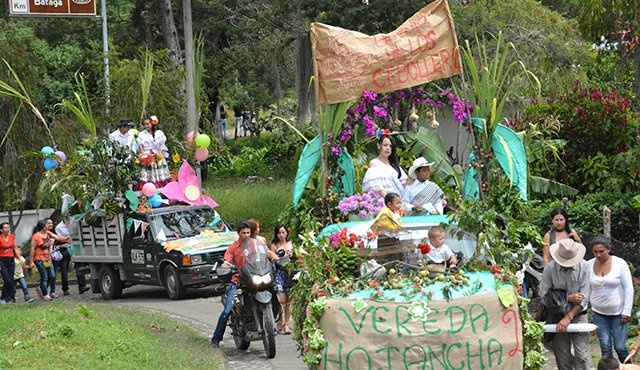 En total fueron 12 carrozas e igual número de aspirantes las que participaron en el primer reinado campesino de Pamplonita. Cortesía
