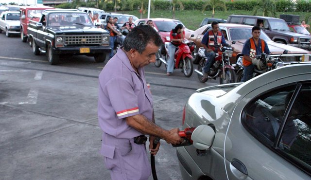 Los tachirenses pasan más de 2 horas en cola para obtener el combustible. Archivo