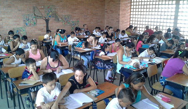 Estudiantes y padres de familia del Colegio Minuto de Dios Policarpa Salavarrieta se reúnen, cada sábado, para trabajar en la recuperación de ciencias sociales. Cortesía