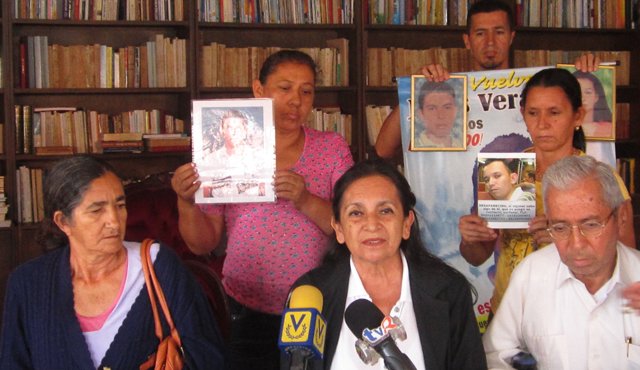 Además de los citados por el Cicpc como familiares de los desaparecidos en Ureña el pasado año y a quienes se les pidió aportar documentos y registros médicos que facilitaran la identificación de los restos; se han sumado allegados a otras víctimas de desapariciones más antiguas. Eylin Cardozo