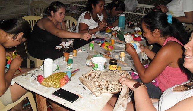 Las mujeres de la asociación Manantial de Vida reciben los talleres de arte a cargo de instructores del Sena.
Cortesía
