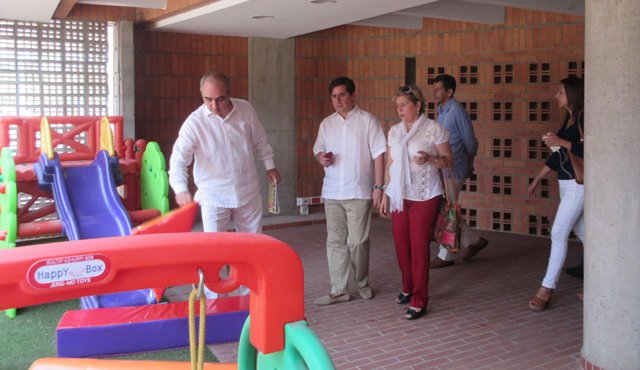 El alcalde Donamaris Ramírez, el ministro del Interior, Juan Fernando Cristo y la directora de la Unidad de Víctimas, María Eugenia Chávez, visitaron ayer la obra. Orlando Carvajal