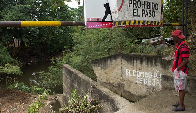 A partir de este punto piden los habitantes de Virgilio Barco que la alcaldía les canalice el caño que atraviesa el barrio. Luis Alfredo Estévez