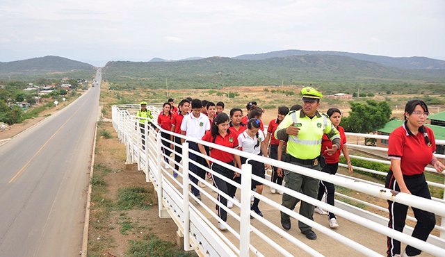 Los estudiantes del colegio Julio Pérez Ferrero se comprometieron a usar el puente peatonal para evitar accidentes.
Edinsson Figueroa